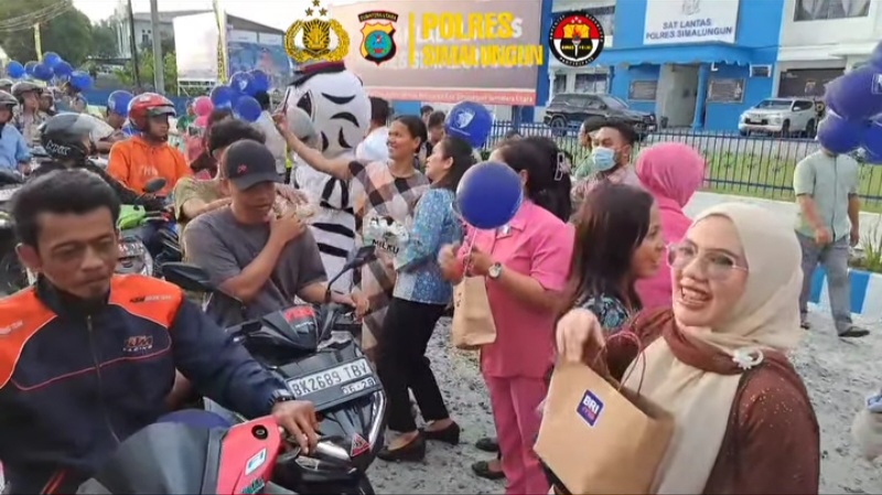 Kompak, Bhayangkari Simalungun Dan Istri Forkopimda Bagikan Takjil Di Jalan Asahan