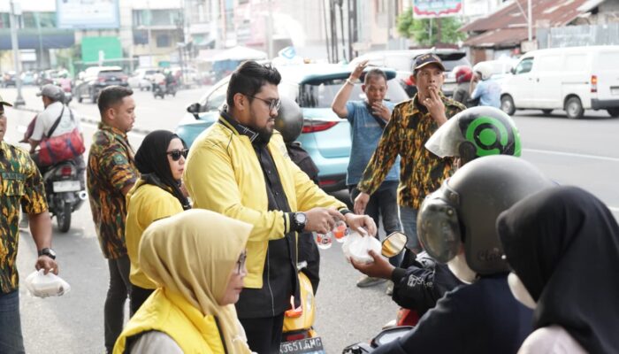 Golkar Medan Tebar Ribuan Takjil, Sasar Pekerja Jalanan Hingga Pengguna Lalu Lintas