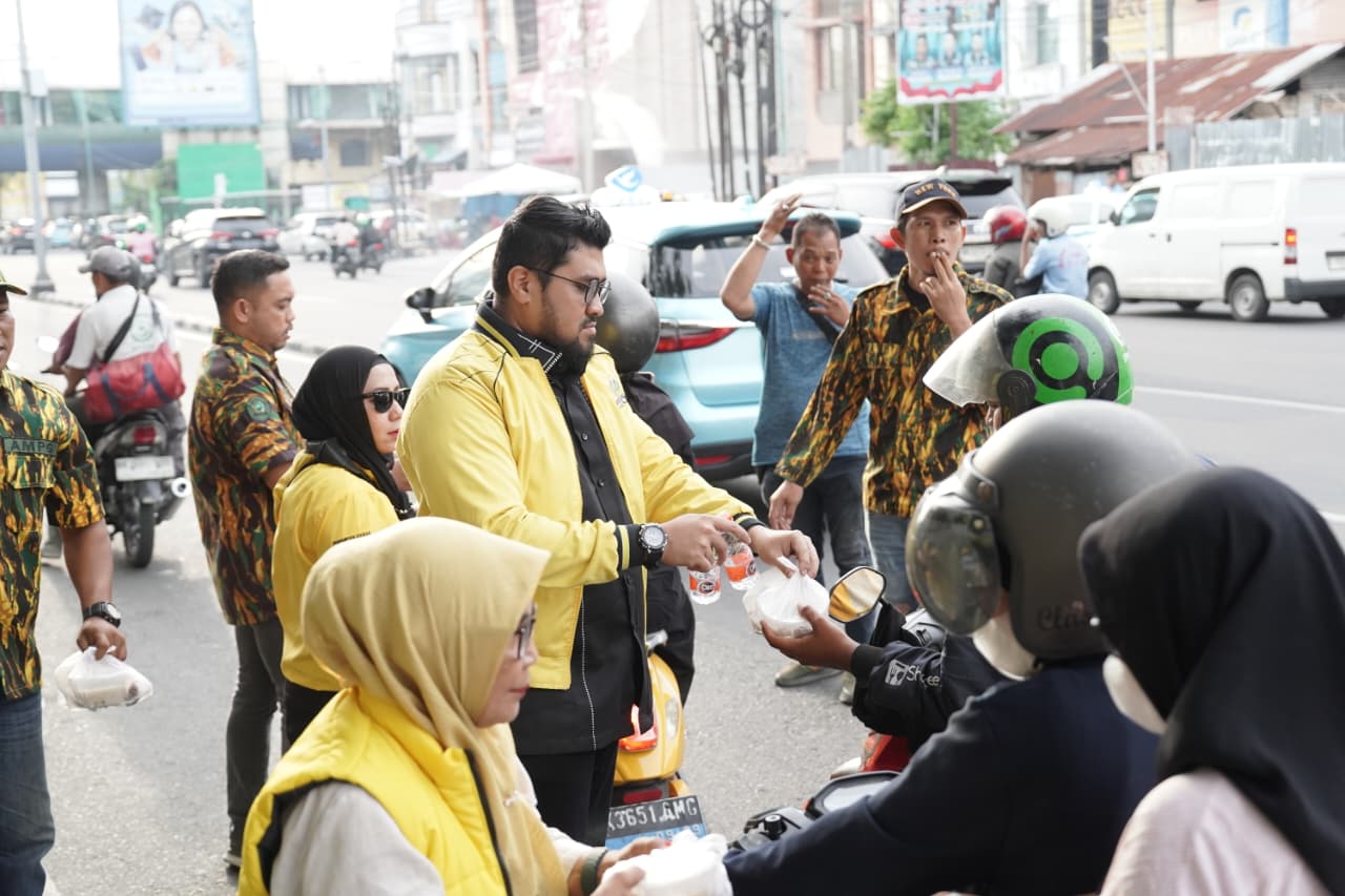 Golkar Medan Tebar Ribuan Takjil, Sasar Pekerja Jalanan Hingga Pengguna Lalu Lintas