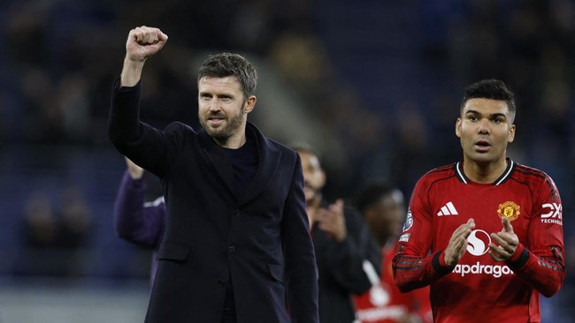 Carrick Bawa MU Melesat, Neville Tetap Minta Pelatih Baru