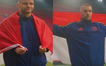 Kiper Timnas Indonesia Maarten Paes membawa dan membentangkan Bendera Merah Putih saat diperkenalkan sebagai kiper baru Ajax Amsterdam di Johan Cruyff Arena pada 2 Februari 2026.