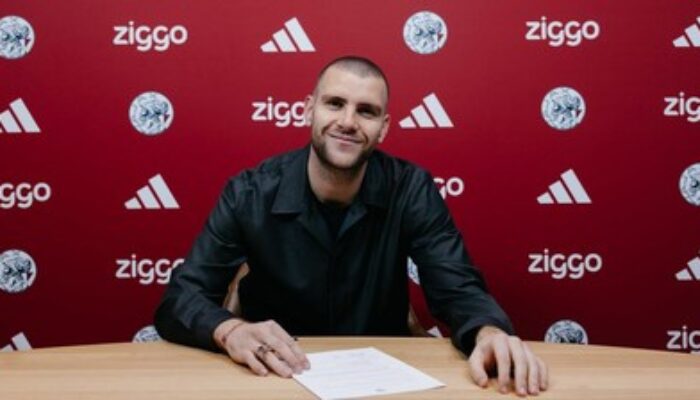 Maarten Paes Resmi Gabung Ajax Hingga 2029