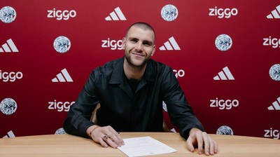 Maarten Paes Resmi Gabung Ajax Hingga 2029