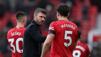 MU Menang Terus Bersama Carrick, Tempel 3 Besar