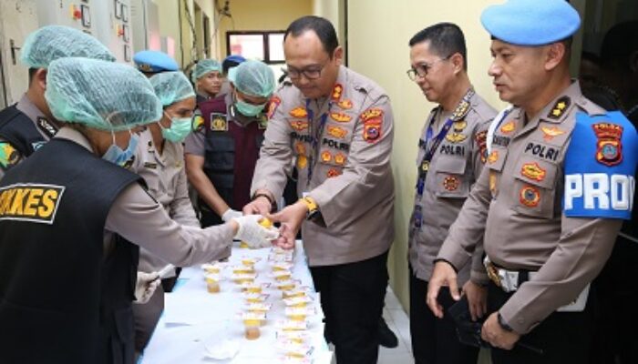 Pastikan Internal Bersih Narkoba, Kapolda Sumut Dan Seluruh PJU Tes Urine