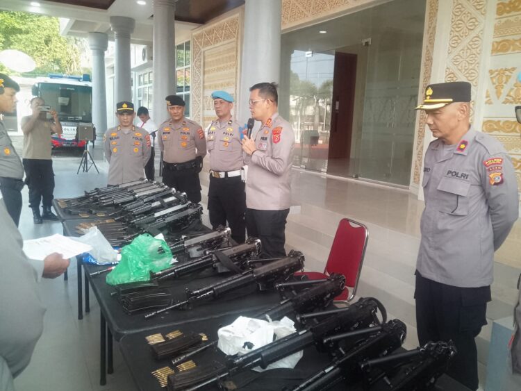 Tingkatkan Profesionalitas, Kapolres Aceh Selatan Periksa Senjata Api Personel