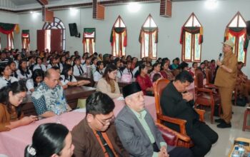 Bupati Dairi Motivasi Siswa Terdampak MBG, Tanam 50 Pohon Alpukat