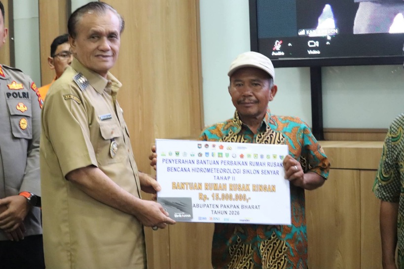 Wabup Pakpak Bharat Terima Bantuan Perbaikan Rumah Bencana Dari BNPB