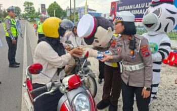 Sat Lantas Simalungun Bagikan Takjil Dan Bingkisan Jelang Buka Puasa