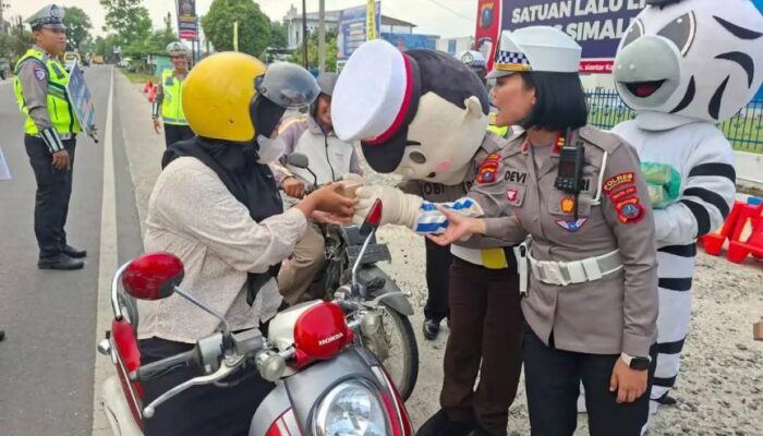 Sat Lantas Simalungun Bagikan Takjil Dan Bingkisan Jelang Buka Puasa
