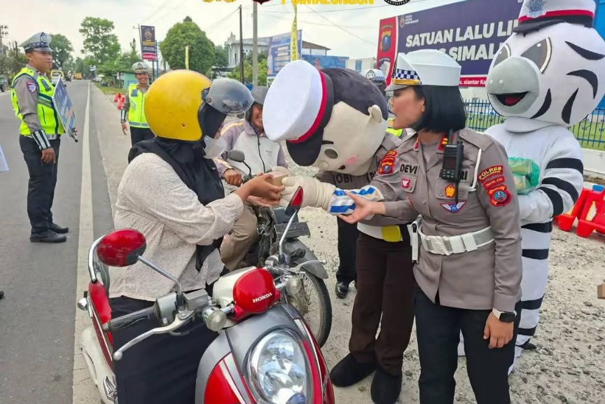 Sat Lantas Simalungun Bagikan Takjil Dan Bingkisan Jelang Buka Puasa