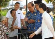 Pemkab Pakpak Bharat Serahkan Bantuan Kemensos Untuk Lansia Dan Disabilitas