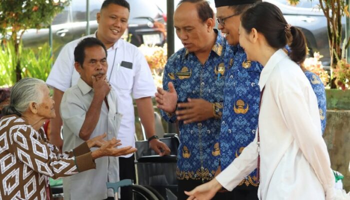 Pemkab Pakpak Bharat Serahkan Bantuan Kemensos Untuk Lansia Dan Disabilitas