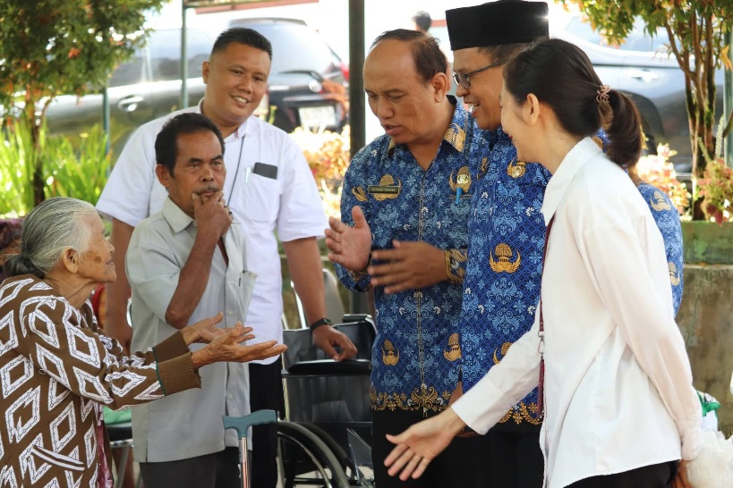 Pemkab Pakpak Bharat Serahkan Bantuan Kemensos Untuk Lansia Dan Disabilitas