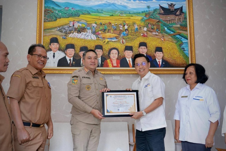 Bupati Pakpak Bharat Terima Penghargaan Penyaluran TKD Kategori Sangat Baik