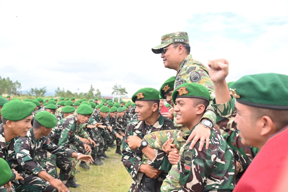 Bupati Humbahas Sambut Prajurit Yonif TP 955/Hoda Sihapaspili Di Stadion Simangaronsang