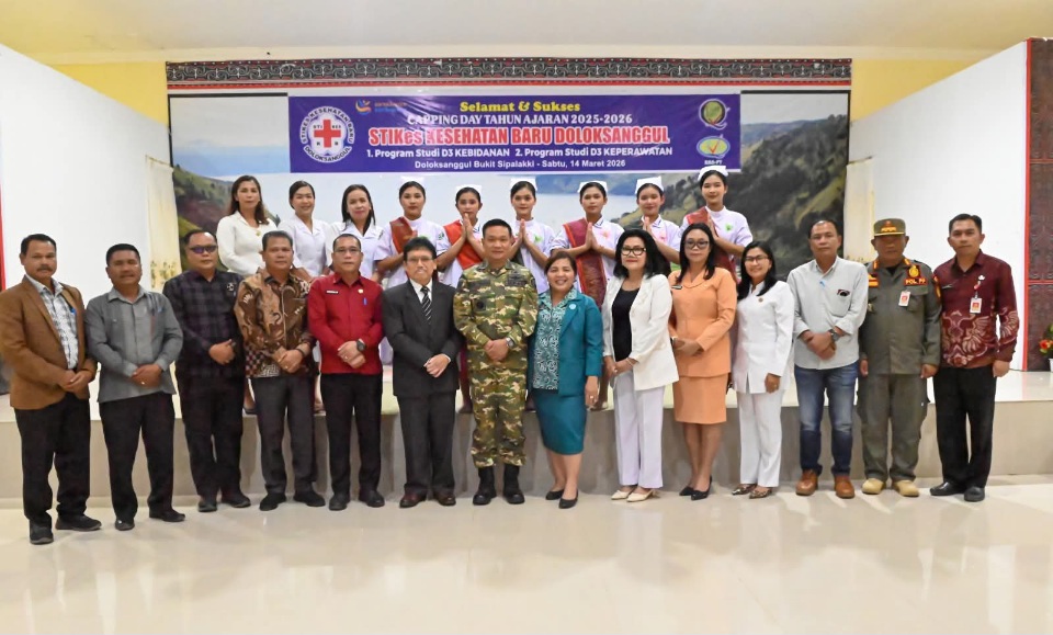 Bupati Humbang Hasundutan Hadiri Capping Day STIKes Kesehatan Baru Doloksanggul