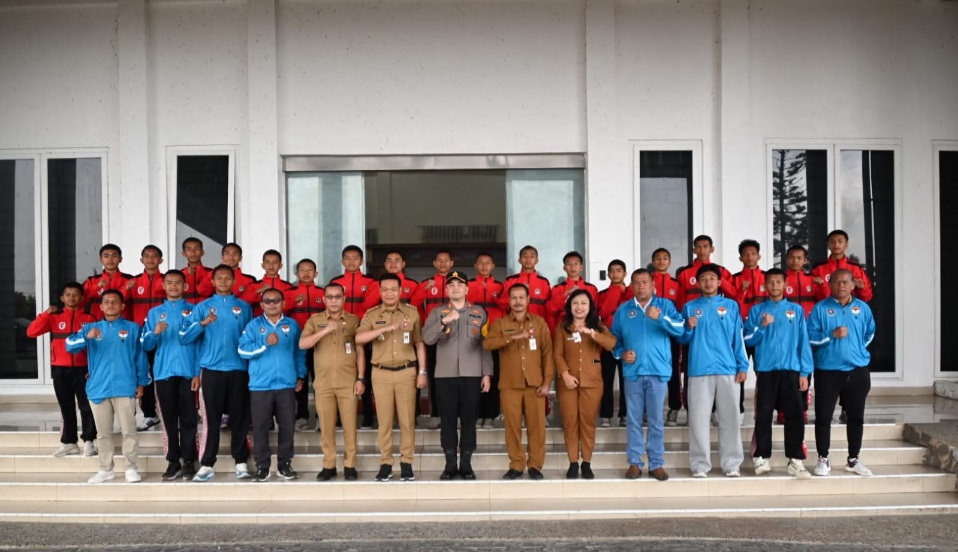 Bupati Dan Kapolres Humbahas Berangkatkan Tim SMANSADO Ke Turnamen Internasional Singapura