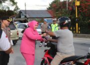 Jelang Buka Puasa, Kapolres Humbahas Dan Bhayangkari Bagikan Ratusan Takjil Gratis