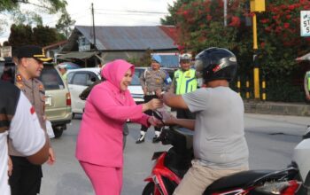 Jelang Buka Puasa, Kapolres Humbahas Dan Bhayangkari Bagikan Ratusan Takjil Gratis