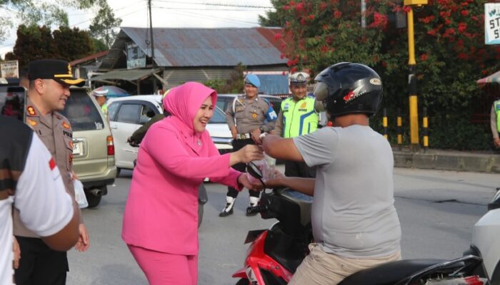 Jelang Buka Puasa, Kapolres Humbahas Dan Bhayangkari Bagikan Ratusan Takjil Gratis