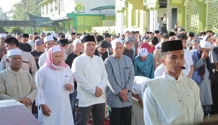 Wabup Dairi Sholat Idul Fitri Bareng Masyarakat Di Masjid Agung Sidikalang