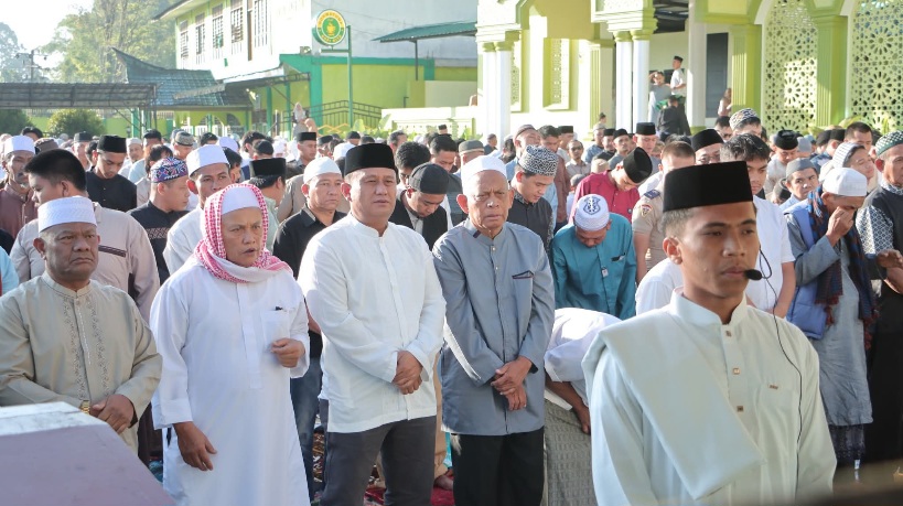 Wabup Dairi Sholat Idul Fitri Bareng Masyarakat Di Masjid Agung Sidikalang