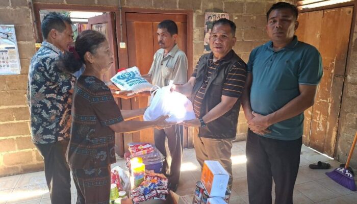 Pemkab Humbahas Bantu Korban Rumah Tertimpa Pohon Di Dua Kecamatan