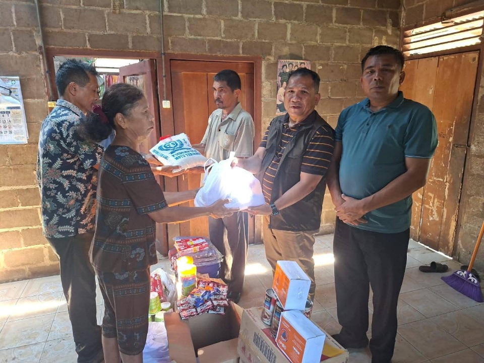 Pemkab Humbahas Bantu Korban Rumah Tertimpa Pohon Di Dua Kecamatan