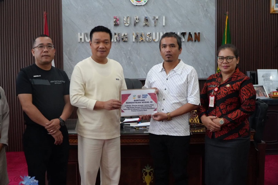 Bupati Humbahas Serahkan Bansos Rp2,5 Miliar Lebih Kepada 202 KK Korban Bencana