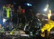 Polsek Tanah Jawa Bersihkan Pohon Tumbang, Jalan Lancar Pukul 00.30 WIB