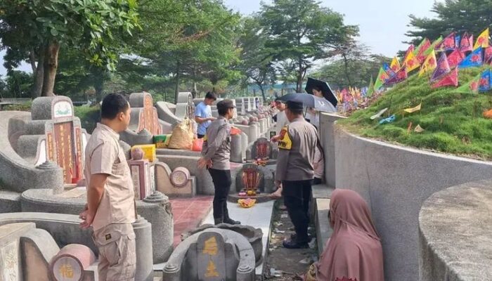 Polsek Padang Hilir Monitor Sembahyang Ceng Beng Etnis Tionghoa