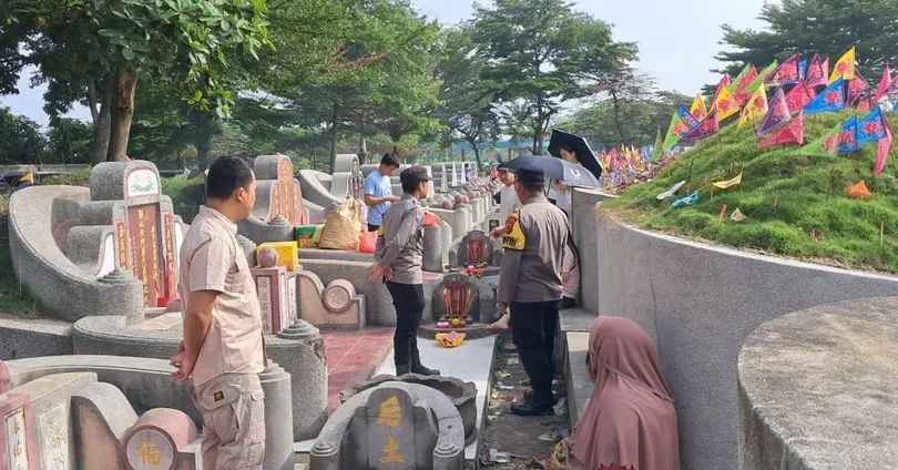 Polsek Padang Hilir Monitor Sembahyang Ceng Beng Etnis Tionghoa