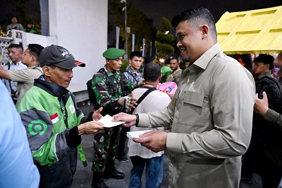 Gubernur Bobby Nasution Bagikan 2.500 Bingkisan Dari Presiden Di Malam Idulfitri, Warga Antusias