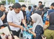 Bobby Nasution Bagikan THR Untuk Warga, Sasar Pekerja Informal Di Medan