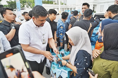 Bobby Nasution Bagikan THR Untuk Warga, Sasar Pekerja Informal Di Medan