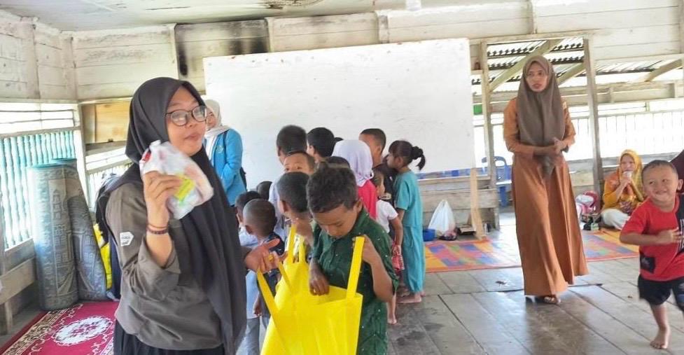PKM Dosen Unsam Langsa, Distribusi Suplemen dan Edukasi Kesehatan Pascabanjir di Manyak Payed