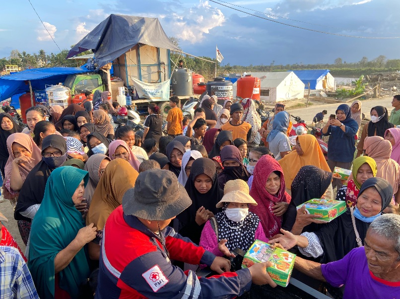 PMI Aceh Dan RS Amal Sehat Wonogiri Berbagi Iftar Dan Mukena Untuk Pengungsi Banjir Aceh Tamiang