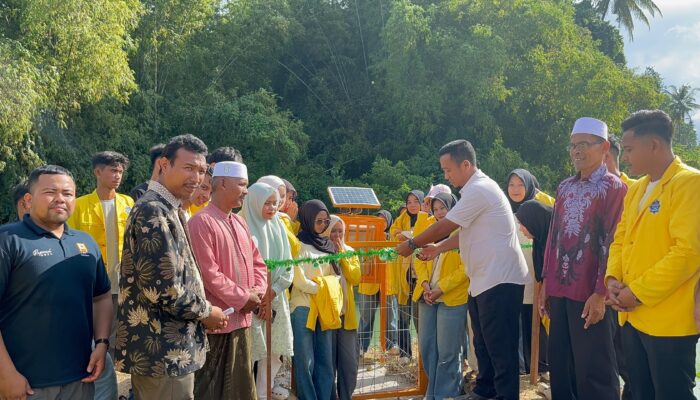 Mahasiswa UTU Serahkan Alat Early Warning System Banjir ke Desa Gajah Ayee