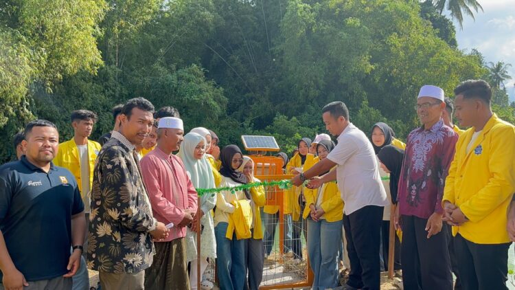 Mahasiswa UTU Serahkan Alat Early Warning System Banjir ke Desa Gajah Ayee
