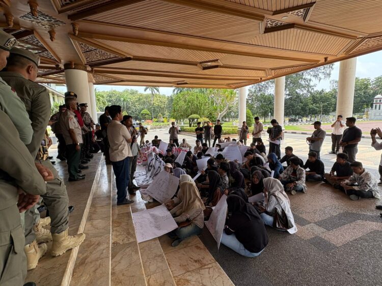 Massa Geruduk Kantor Gubernur Aceh, Pertanyakan Dana Rp1,6 Triliun