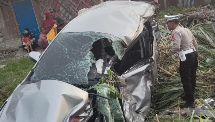 Innova Tersambar KA Sri Billah Utama Di Sergai, Pengemudi Luka Parah