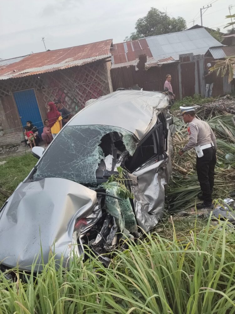 Innova Tersambar KA Sri Billah Utama Di Sergai, Pengemudi Luka Parah