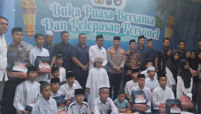 Satres Narkoba Polrestabes Medan Bukber, Santuni Anak Yatim Piatu Dan Lepas Tugas 2 Personel