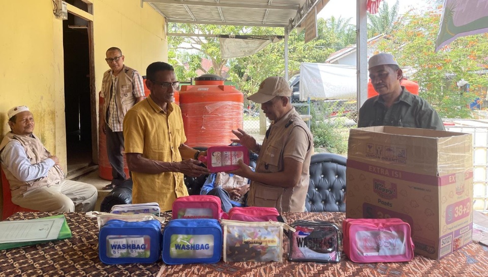 Universitas Samudra Serahkan Hygiene Kits Bagi Masyarakat Terdampak Banjir Di Tamiang