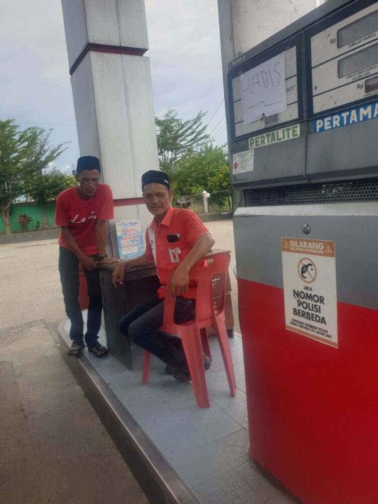Peci Hitam di SPBU Keudee Paya Abdya, Sentuhan Sederhana yang Sarat Makna