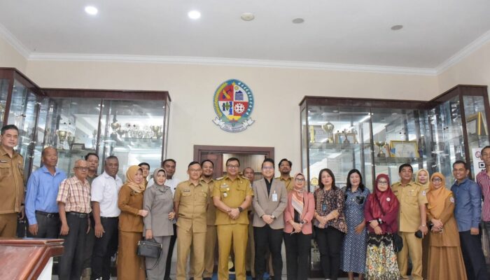 Permudah Aktivitas, Asri Ludin Tambunan Serahkan Kartu E-Toll Alumni Smansa Lubukpakam