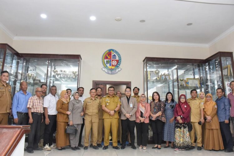 Permudah Aktivitas, Asri Ludin Tambunan Serahkan Kartu E-Toll Alumni Smansa Lubukpakam