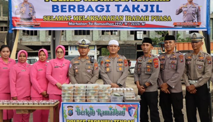 Polres Tapteng Berbagi Takjil Berbuka Puasa Kepada Masyarakat Dan Pengendara
