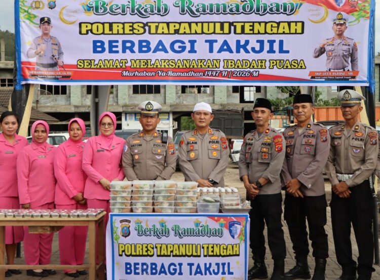 Polres Tapteng Berbagi Takjil Berbuka Puasa Kepada Masyarakat Dan Pengendara